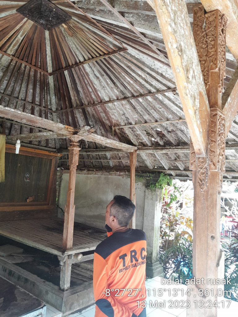 Balai Adat Rusak di Banjar Samuan Kawan, Desa Carangsari, Kecamatan Petang Tanggal 13 Mei 2023